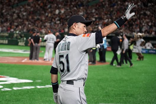 Suzuki Ichiro saluda al público, que majo.
